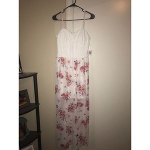 NWT WHITE LACE FLORAL DRESS!! SIZE LARGE!!